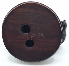 Netsuke van een kip met kuiken