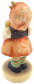 Hummel beeld 'Girl with doll'