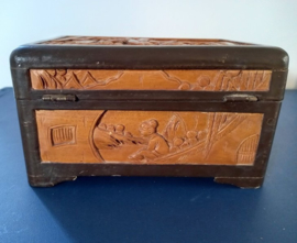 Chinees handgesneden houten kistje