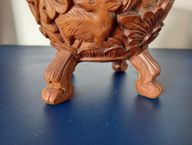 Uit hout gestoken oosterse siervaas