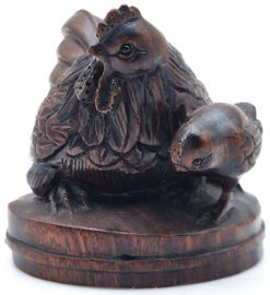 Netsuke van een kip met kuiken