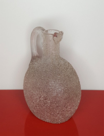 Glazen flesje met reliëfstructuur