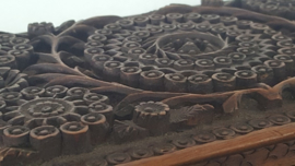 Houten kistje met verfijnde bloemdecoratie