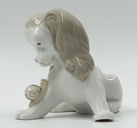Beeld van hond en slak
