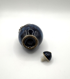 Blauwe snuff bottle met kikker