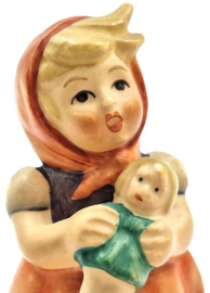 Hummel beeld 'Girl with doll'