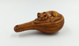 Netsuke van kat in mand