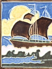 Cloisonné tegeltje zeilschip
