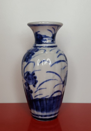 Gelobd vaasje met florale decoratie 