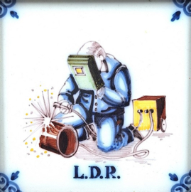 Makkum tegeltje L.D.R. in houten lijst