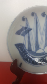 Japans porseleinen bordje met boot