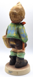 Hummel beeldje 'Dorfbub / Village boy'
