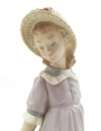 Lladro beeldje 'Girl with wagon'