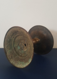 Antieke bronzen kandelaar voor één kaars