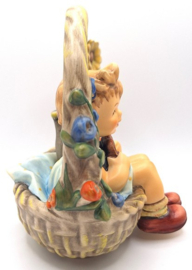Hummel beeldje 'Der Geschenkkorb / A basket of gifts'