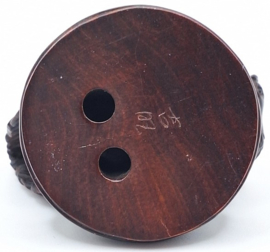 Netsuke van een kip met kuiken