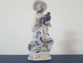 Beeldje van dame met kruik