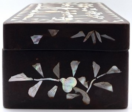 Kistje met parelmoer