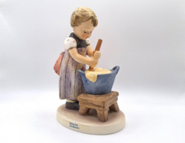 Hummel beeldje 'Die Bäckerin / Baking day', bakker