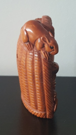 Netsuke van 3 ratten in een mandje