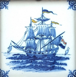 Makkum tegeltje met zeilschip in houten lijst