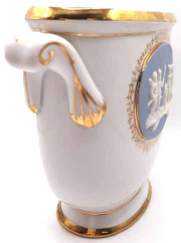 Ovalen cachepot met biscuit medaillon