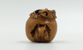 Kleine netsuke van muis in noot