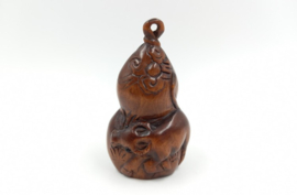 Netsuke van een os en florale decoratie