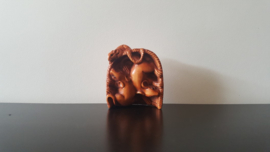 Netsuke van 3 ratten in een mandje