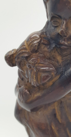 Gebronsd beeld van meisje en hond
