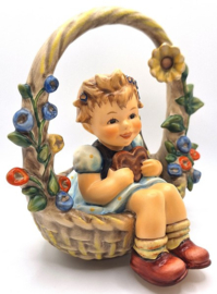 Hummel beeldje 'Der Geschenkkorb / A basket of gifts'