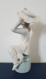 Lladro beeldje, meisje met hoed