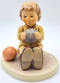 Hummel beeldje 'Ich spiel gern Ball / At play'