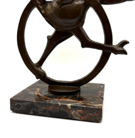 Bronzen beeld van jongetje op struisvogel