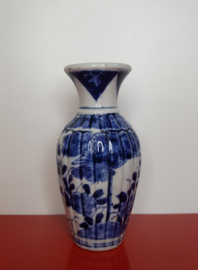 Gelobd vaasje met florale en randdecoratie 