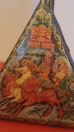 Russisch lakdoosje in balalaika vorm