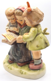 Hummel beeldje 'Märchenstunde / Storybook time'