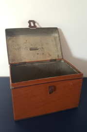 'Houten kistje' van blik