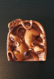 Netsuke van 3 ratten in een mandje