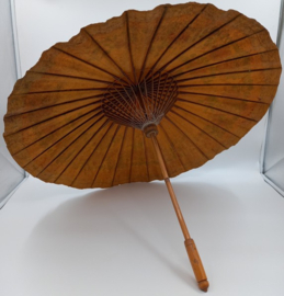 Papieren parasol met handgeschilderde bloemen
