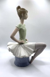 Lladro Laura sitting green ballerina #1360