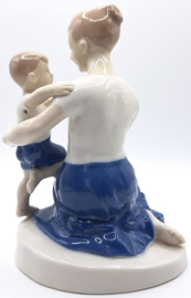Duits beeldje van moeder en zoon