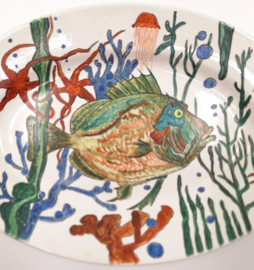 Schaal met vis in majolica stijl