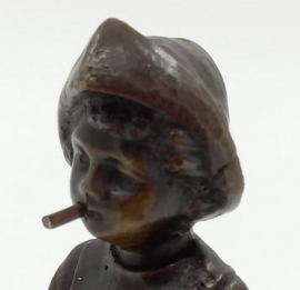 Bronzen figuur van een rokende jongen