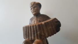 Beeldje van een accordeon spelende man