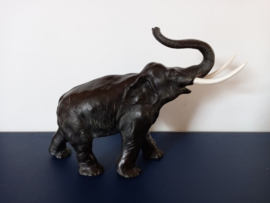 Grote gebronsde olifant