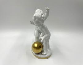 Bavaria beeldje van putti met gouden bal