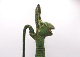 Bronzen kan met griffioenkop