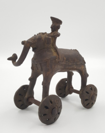 Bronzen speelgoed olifant en mahout op wielen 'temple toy'