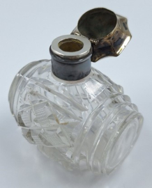 Kristallen parfumflesje met zilveren dop